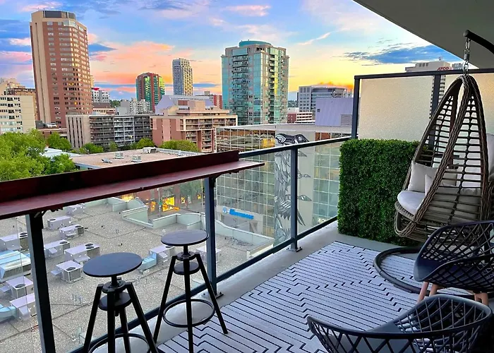 Luxury Dt, 2 Bedroom Deal, Private Balcony, Full Kitchen, Gym - Free Parking