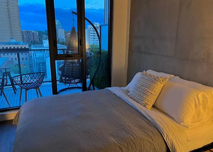 Luxury Dt, 2 Bedroom Deal, Private Balcony, Full Kitchen, Gym - Free Parking