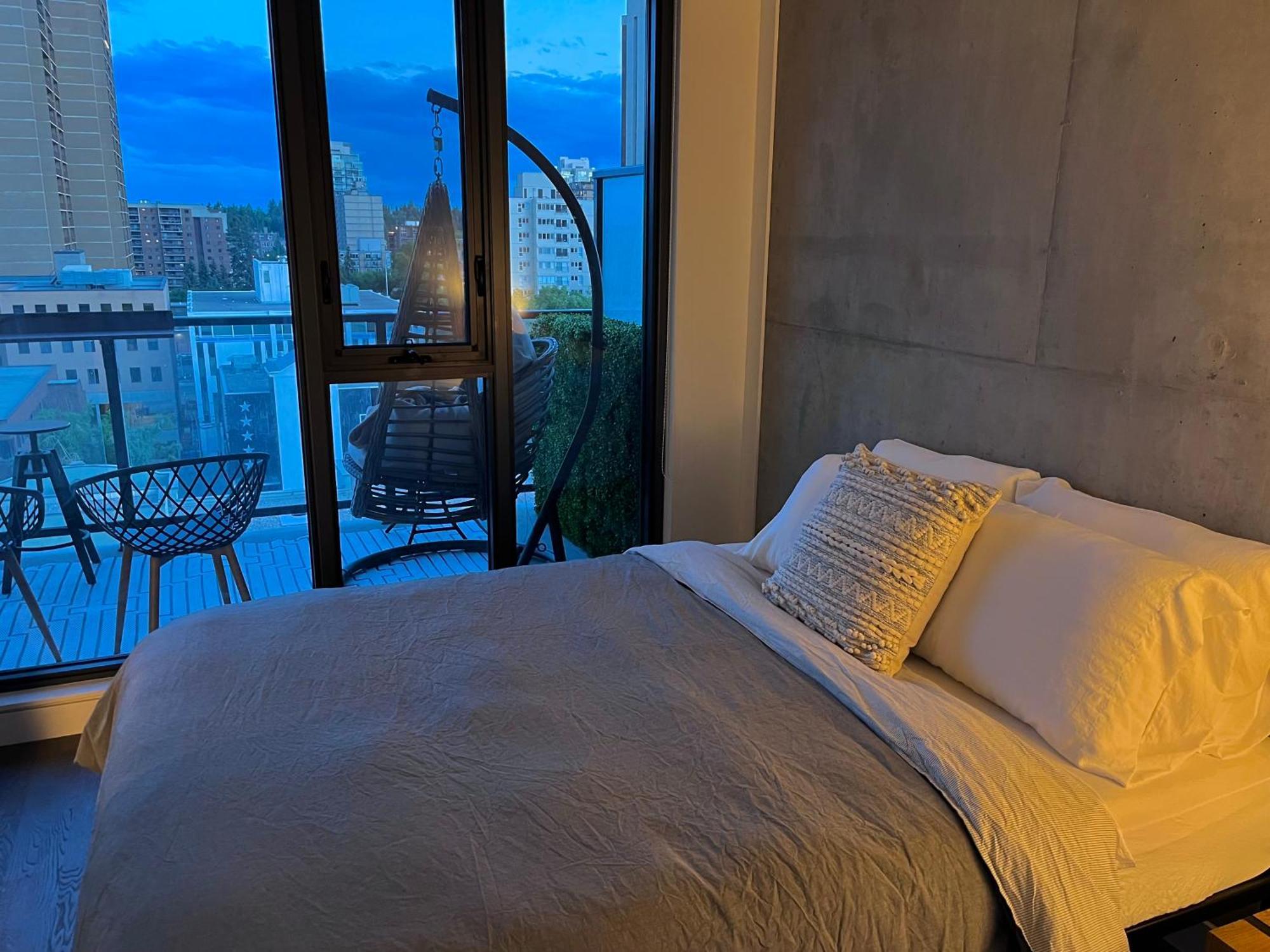 Luxury Dt, 2 Bedroom Deal, Private Balcony, Full Kitchen, Gym - Free Parking Apartment