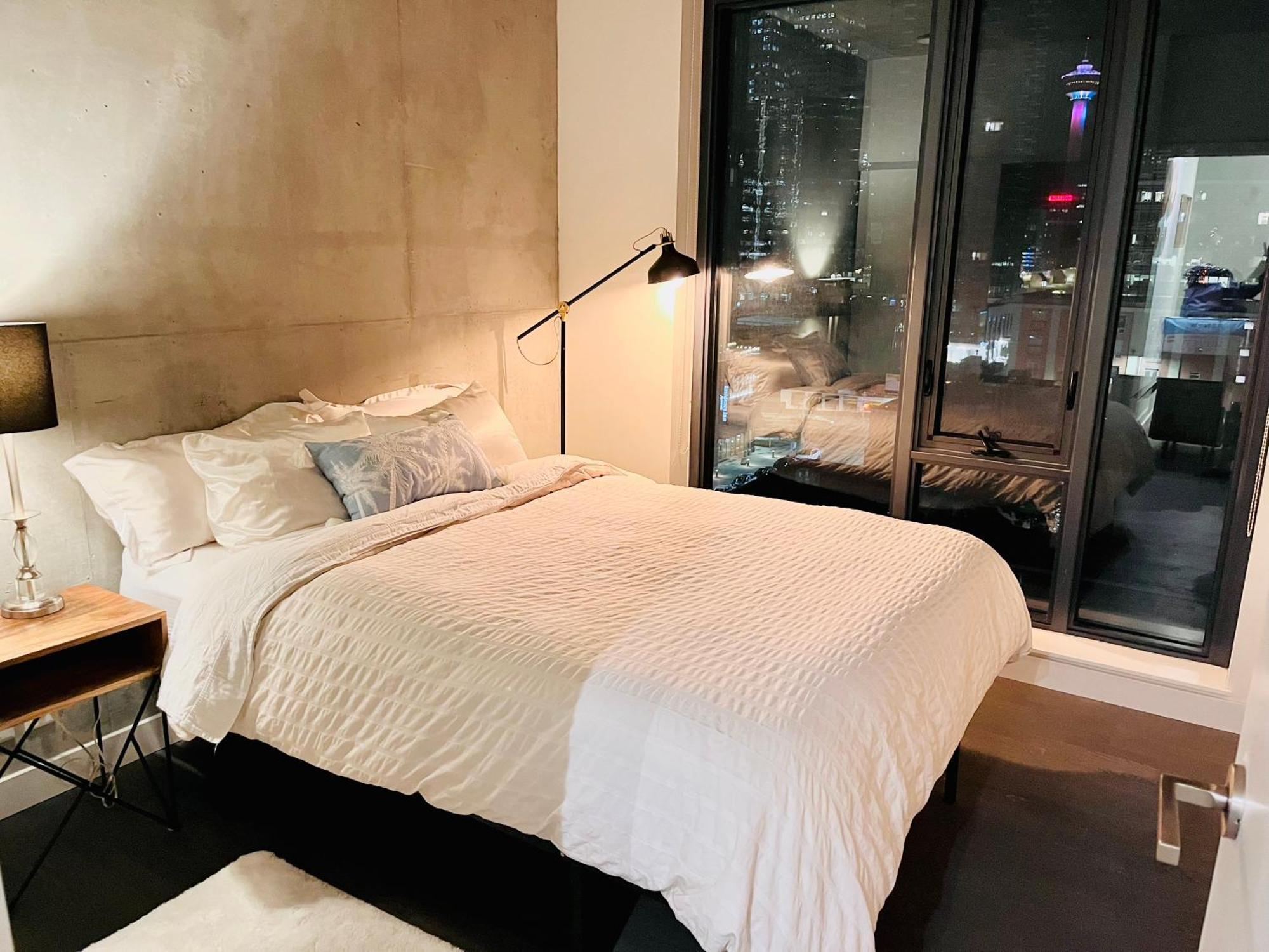 Luxury Dt, 2 Bedroom Deal, Private Balcony, Full Kitchen, Gym - Free Parking Apartment Calgary