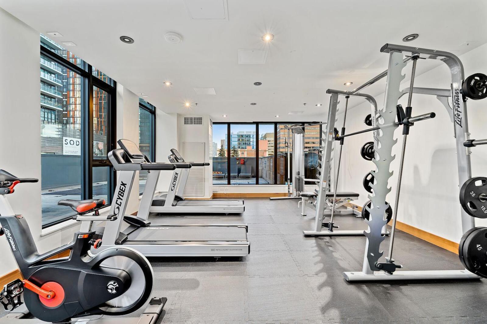 Luxury Dt, 2 Bedroom Deal, Private Balcony, Full Kitchen, Gym - Free Parking