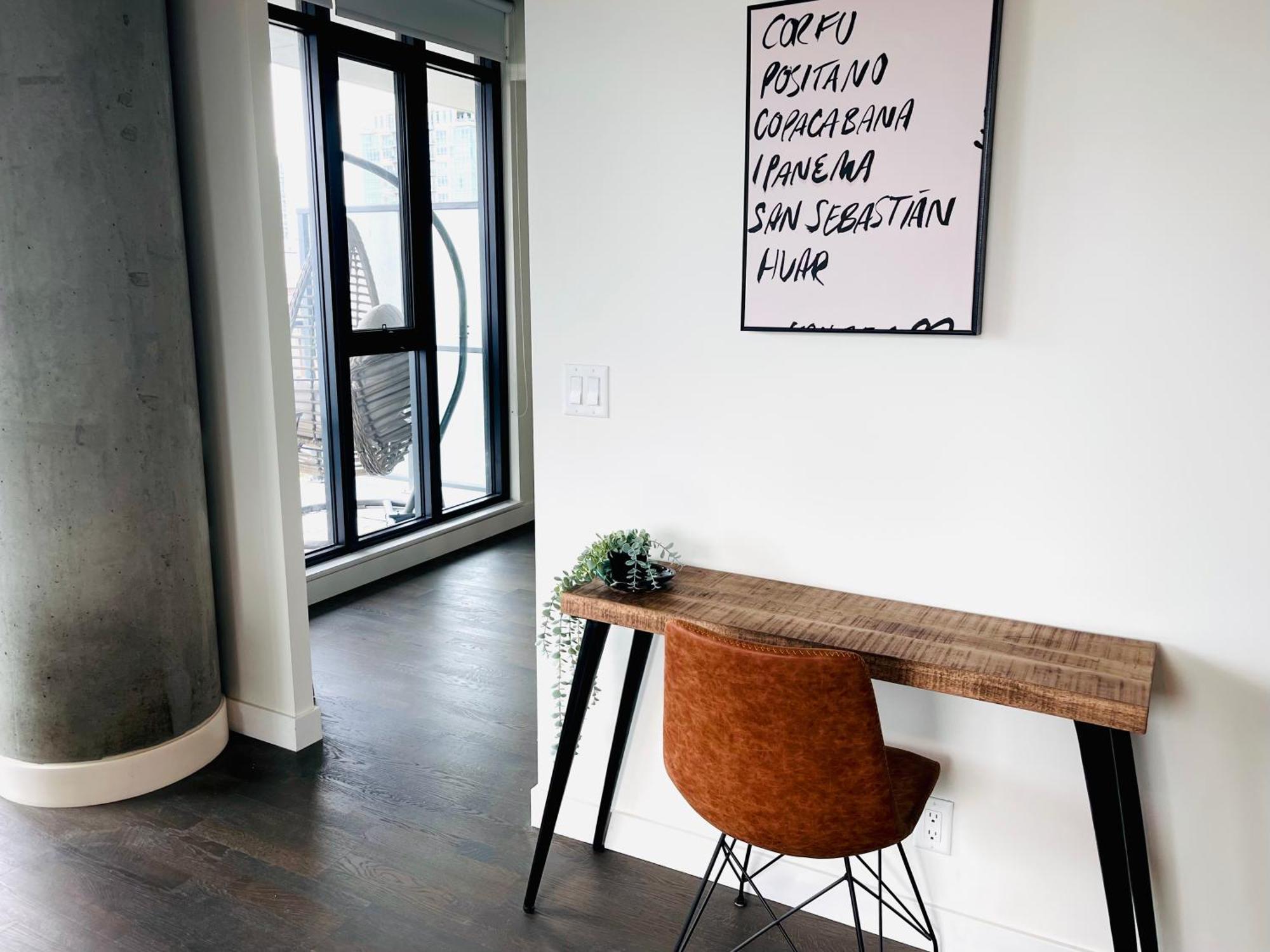 Luxury Dt, 2 Bedroom Deal, Private Balcony, Full Kitchen, Gym - Free Parking