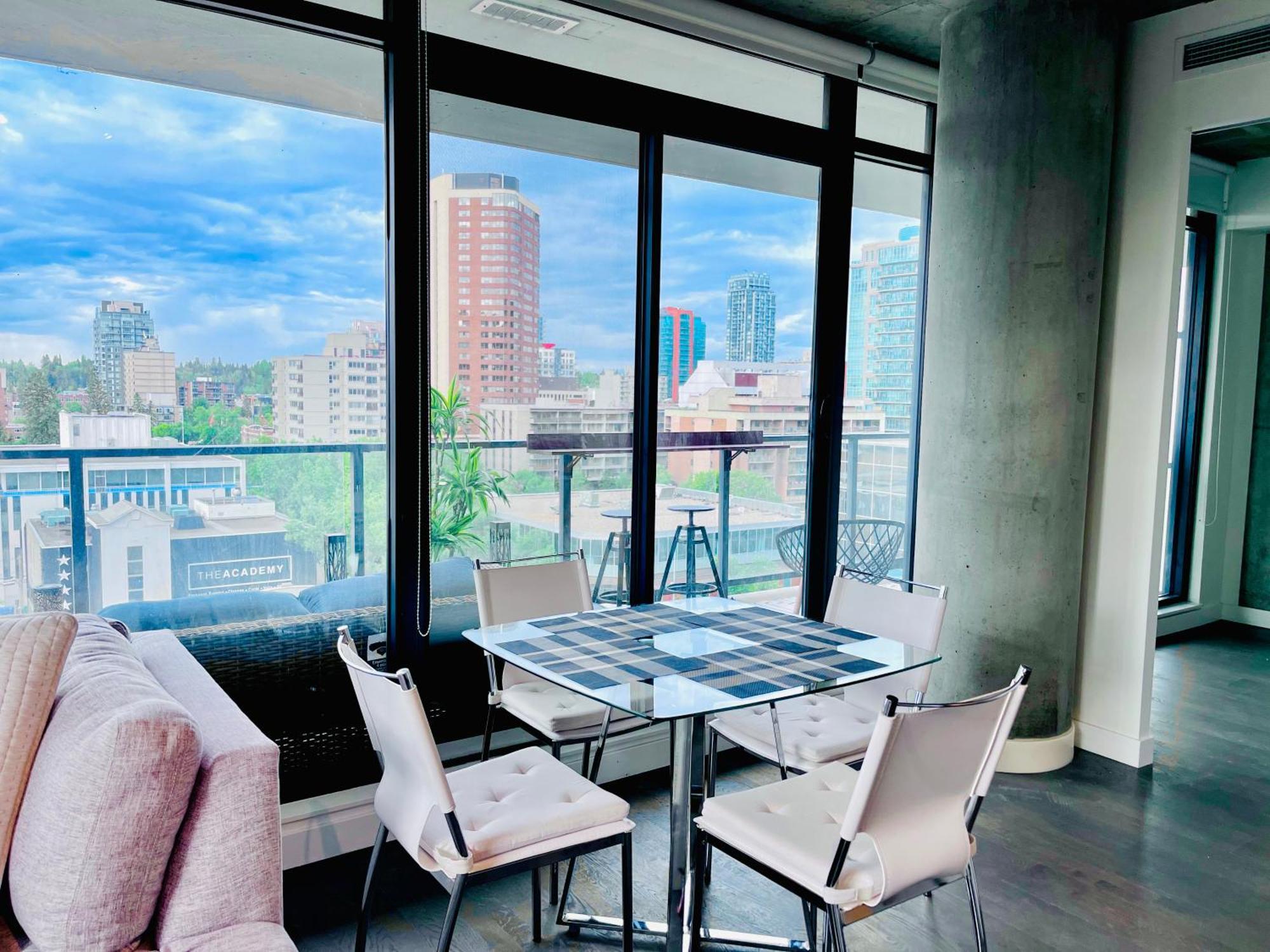 Luxury Dt, 2 Bedroom Deal, Private Balcony, Full Kitchen, Gym - Free Parking *