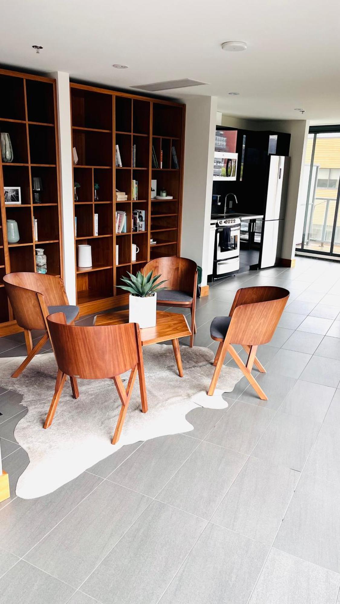 Luxury Dt, 2 Bedroom Deal, Private Balcony, Full Kitchen, Gym - Free Parking Apartment *
