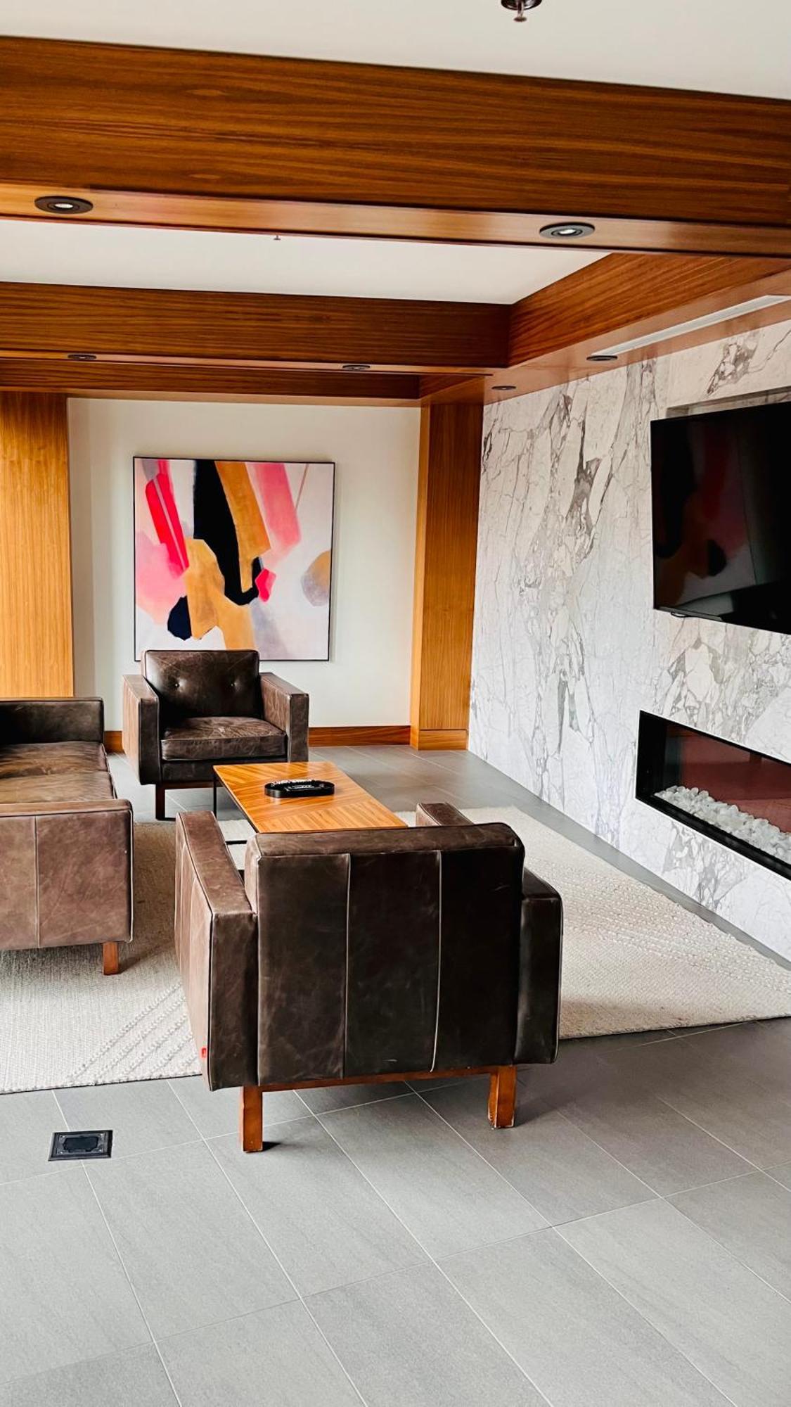 Luxury Dt, 2 Bedroom Deal, Private Balcony, Full Kitchen, Gym - Free Parking Calgary