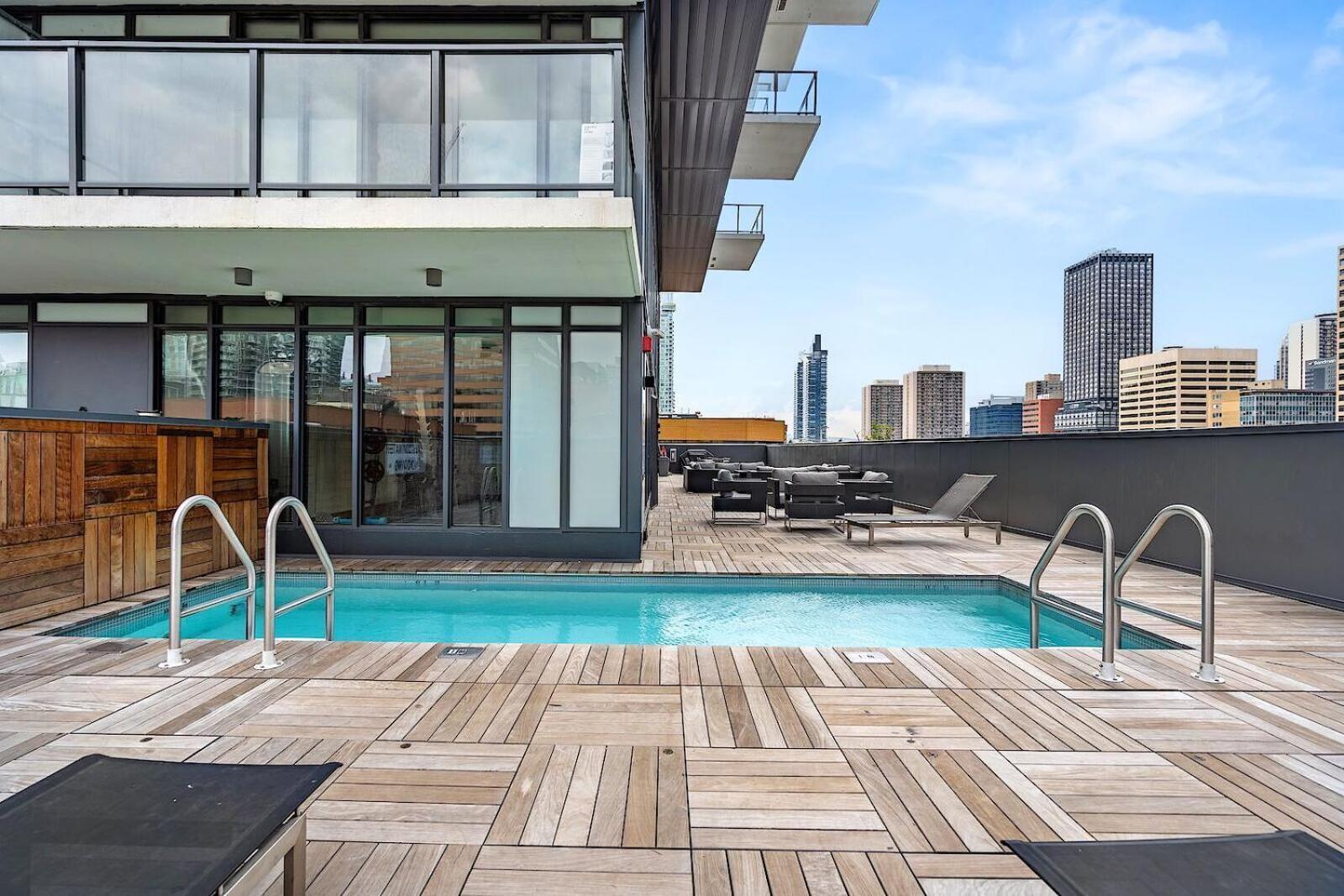 Luxury Dt, 2 Bedroom Deal, Private Balcony, Full Kitchen, Gym - Free Parking Apartment *
